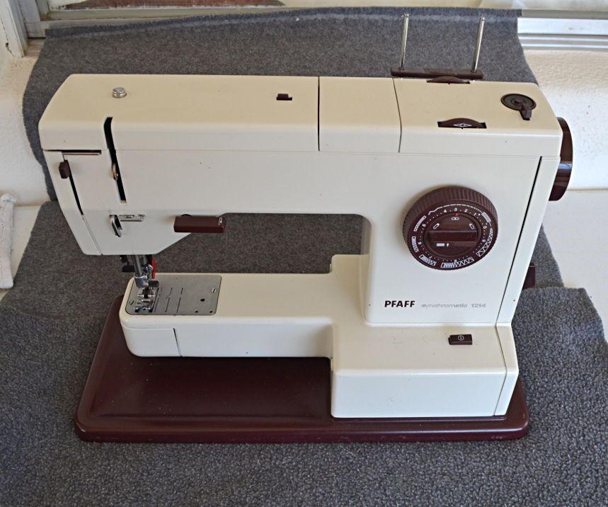 Replacing the Light Switch on a Pfaff 1200 Sewing Machine : 5 Steps ...