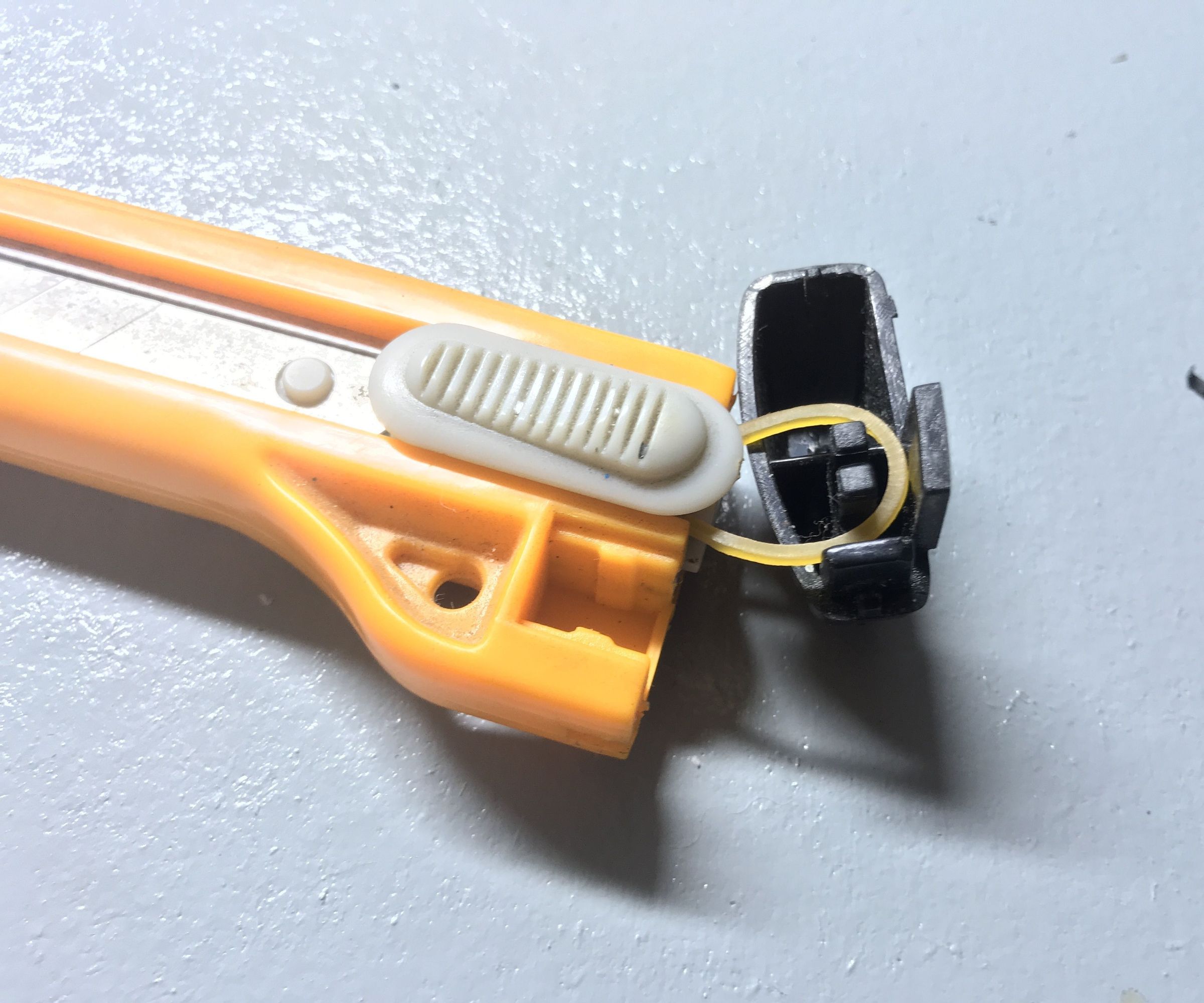 Self Retracting Box Cutter Using Rubber Band