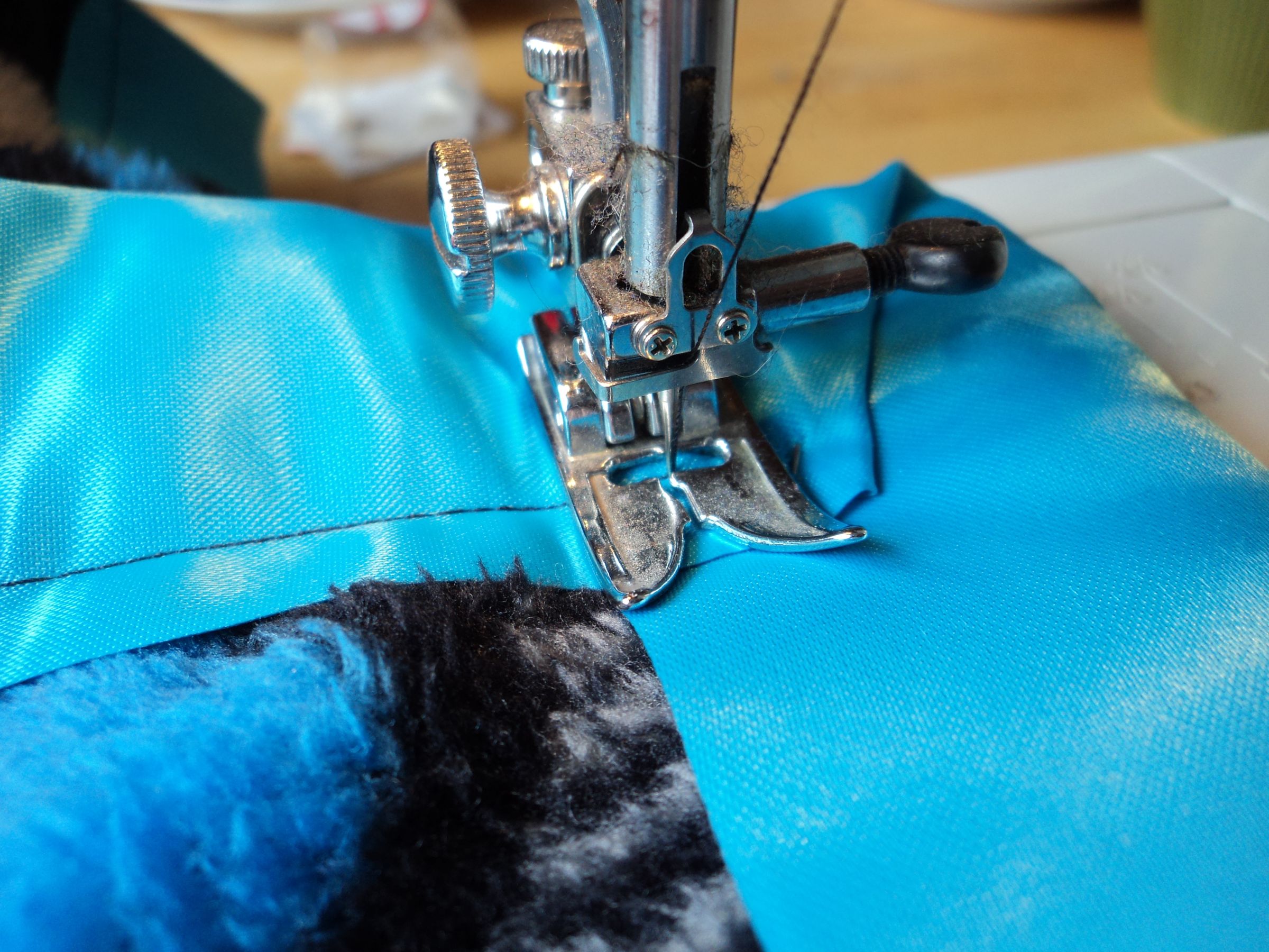 Easy Fleece Blanket With Satin Edges 5 Steps (with Pictures