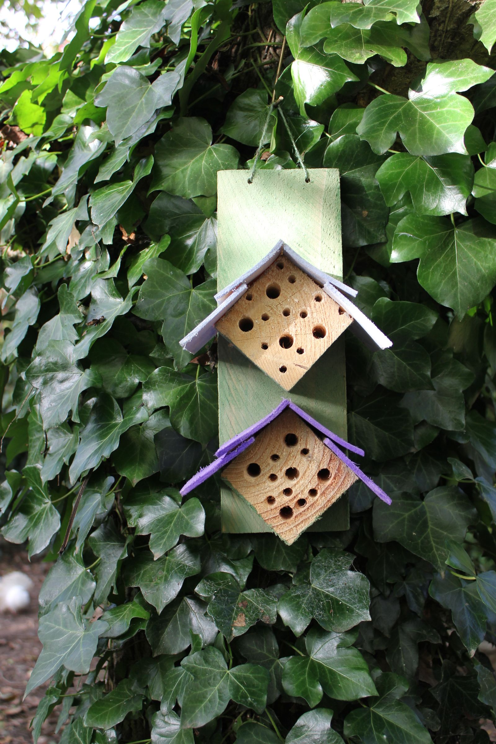 Home-made Insect Hotel for Solitary Bees. Repurposed Wood. Part 1 'The Chalet'. Hotel a Insectes.