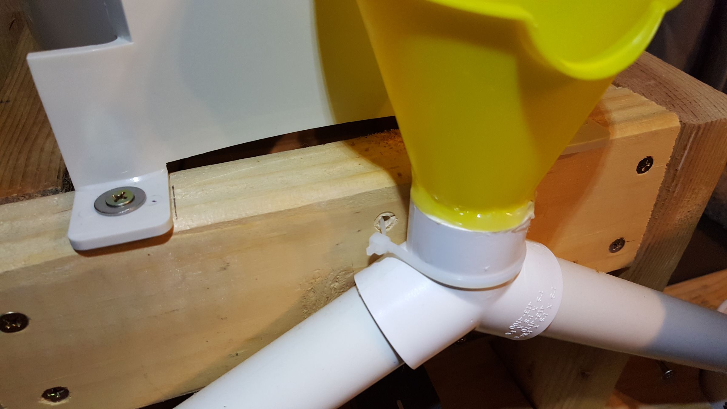 Pet Feedster Automatically Split Food for 2 Pets in Separate Bowls