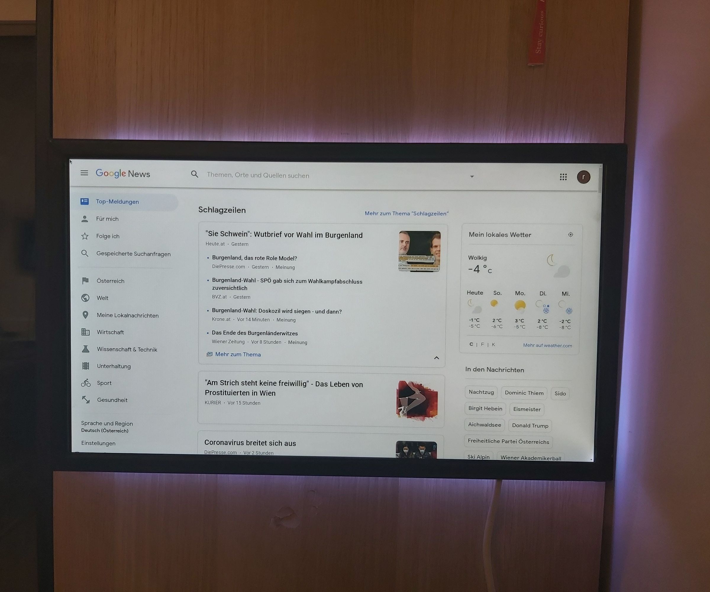 Info Screen // Reuse Your Old Monitor Creatively
