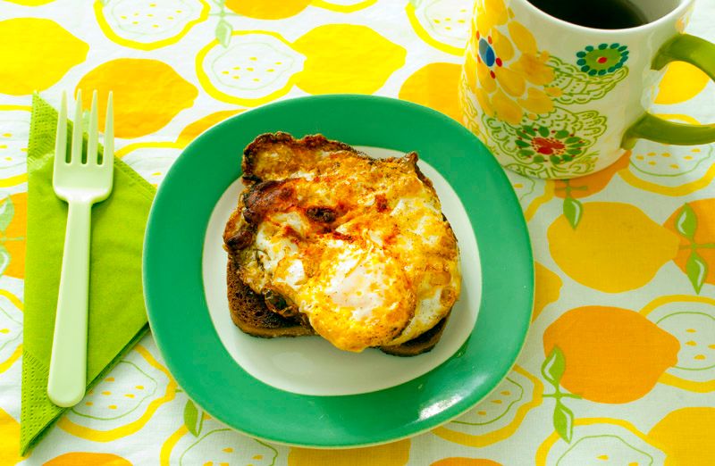 How To:  Fried Eggs on Fried Toast