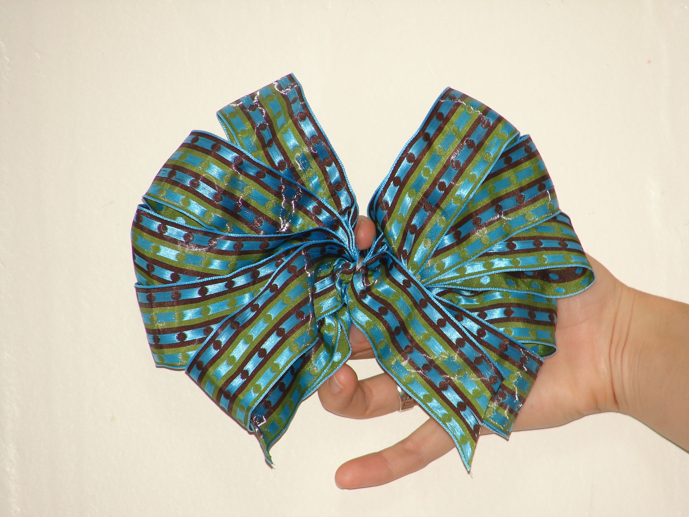 How to Make a Decorative Wedding Bow