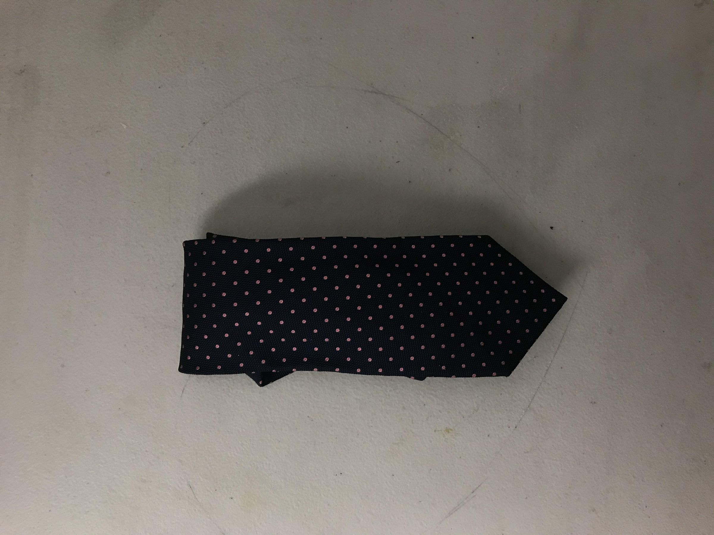 tying a tie windsor