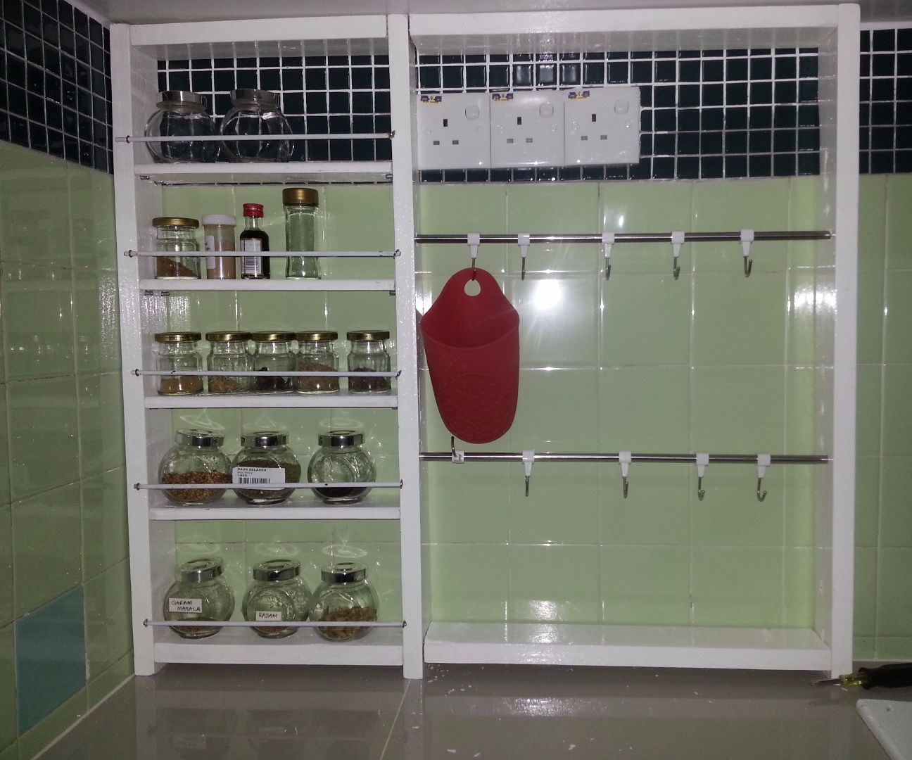 Spice Rack With Discarded Pallet, Discarded Shoe Rack Aluminium Poles and Ikea S-hooks