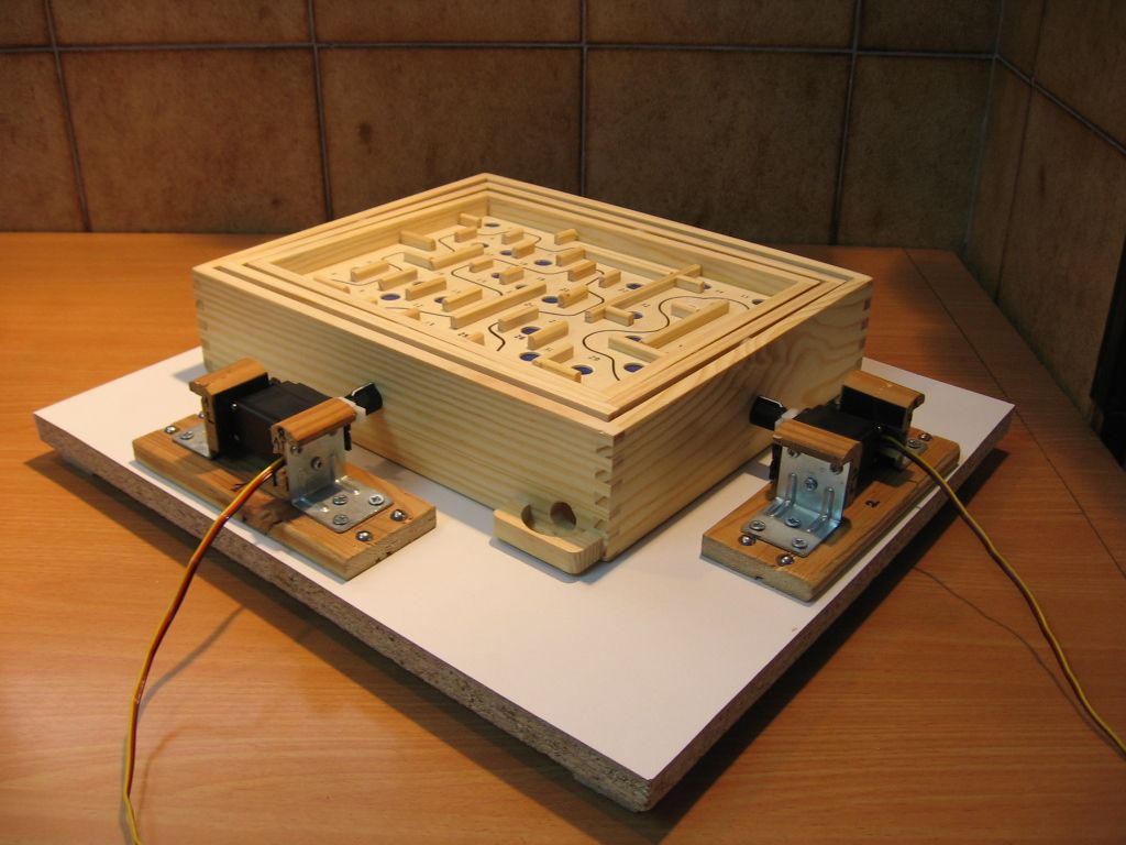 Servo Controlled Labyrinth