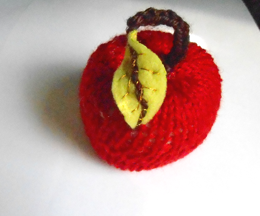How to Knit an Apple With a Knitting Machine