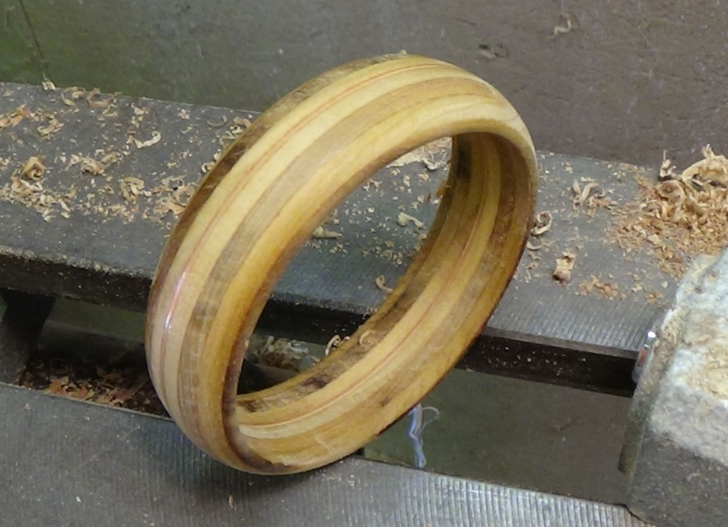 Turning a plywood bracelet - PIP