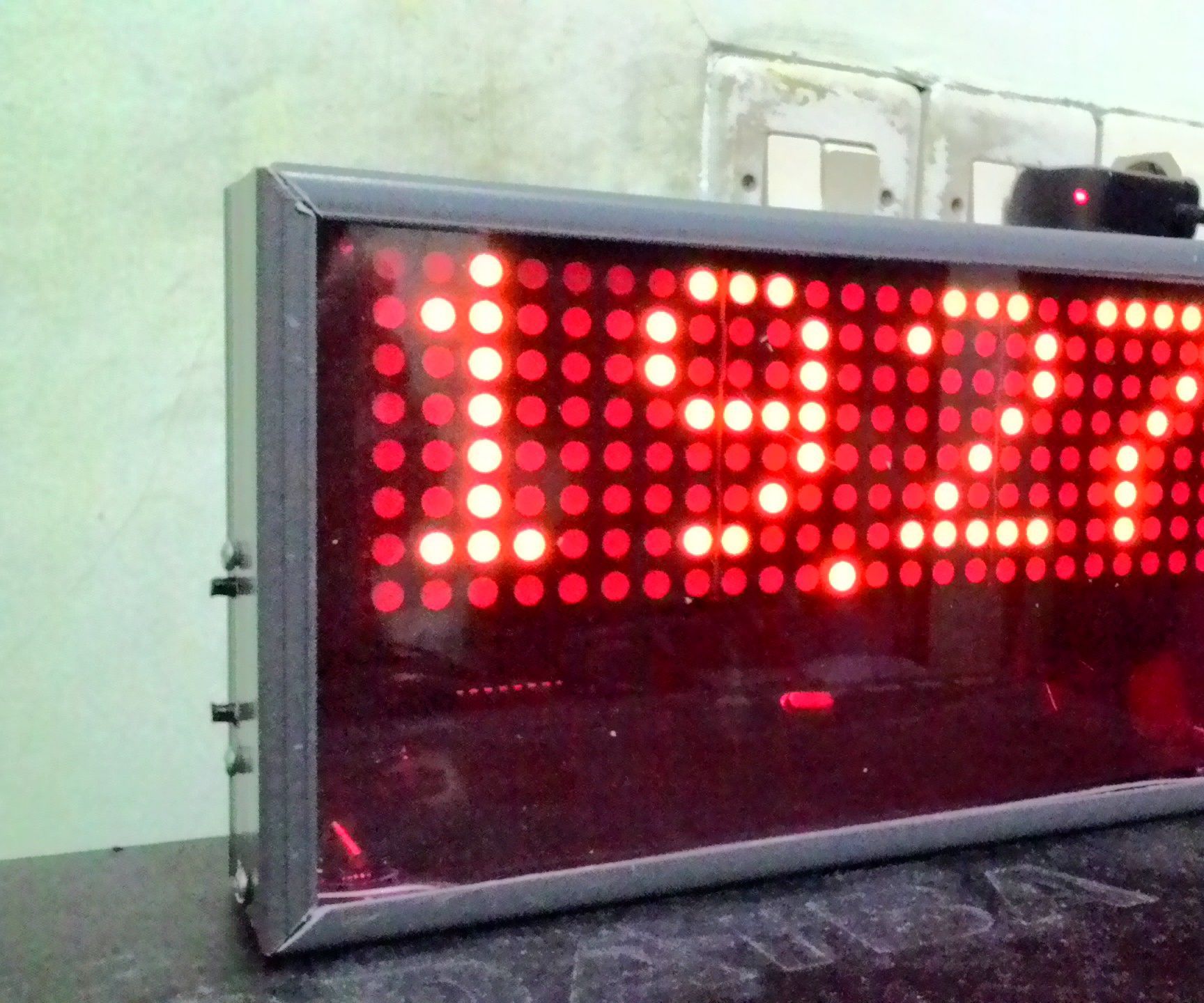 DIY Cassing Digital Clock Dot Matrix With Canal U Cable Instalation