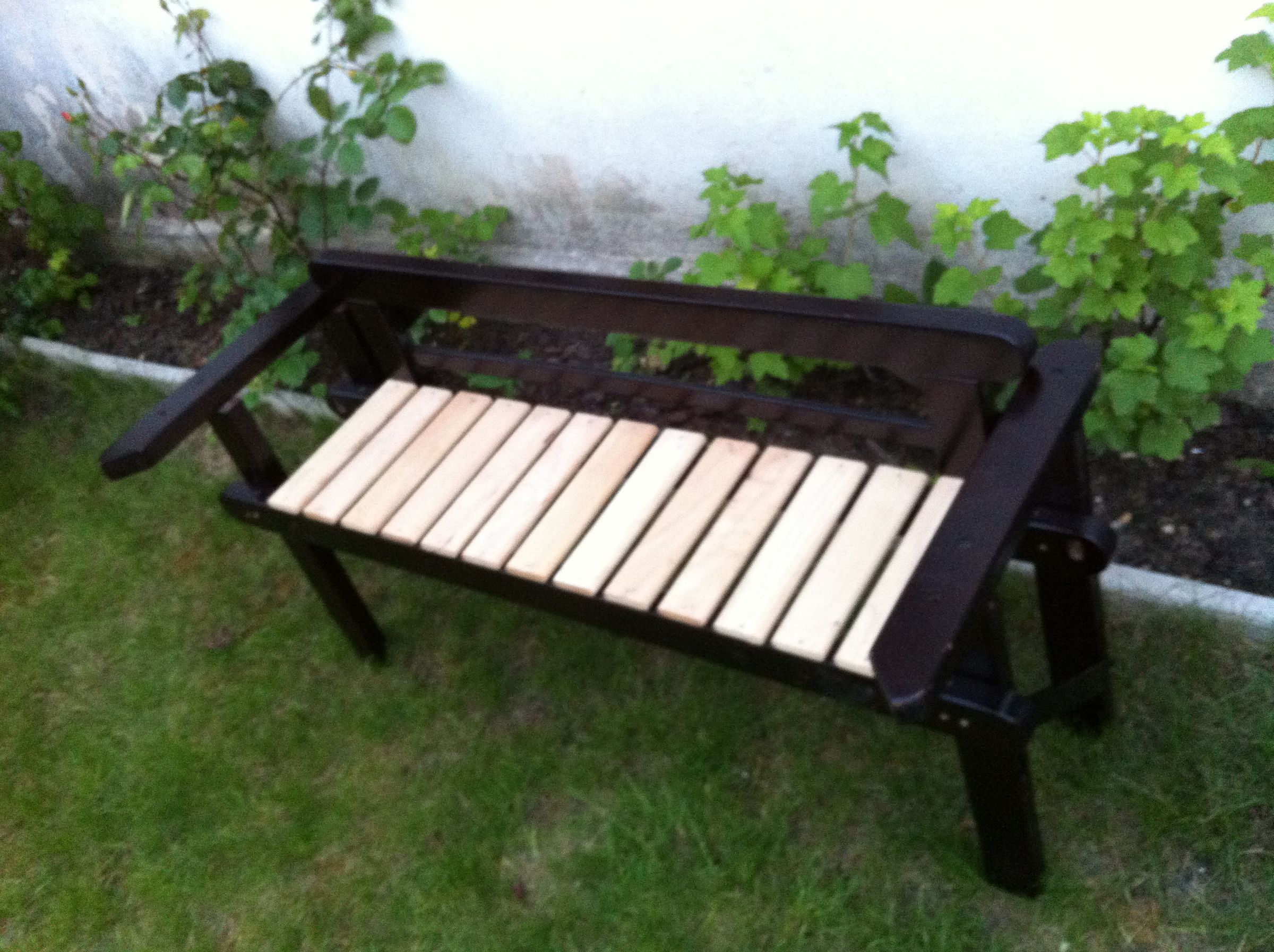 Recycled Sofa Structure to a Garden Bench