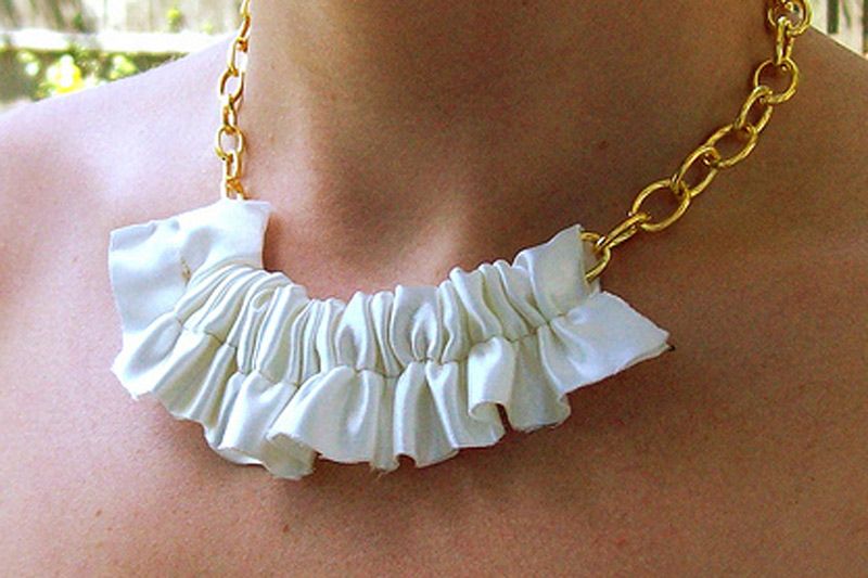 DIY Bib Necklace in Ruffle Pattern