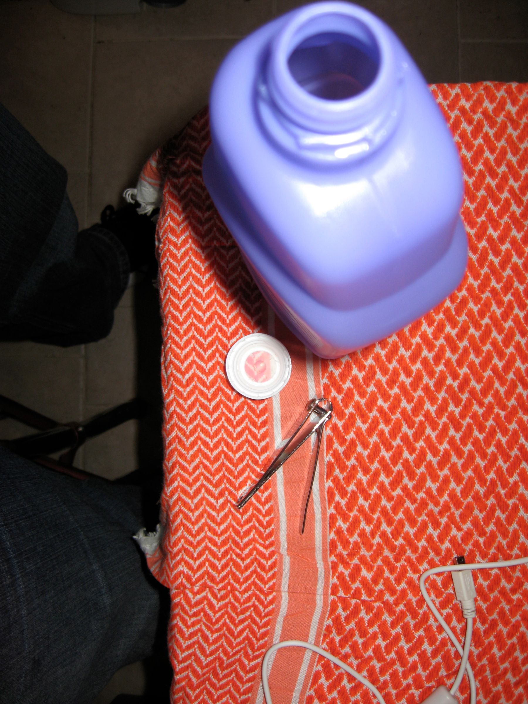How to Remove the Cap on a Swiffer Wet-Jet Cleaner Bottle.