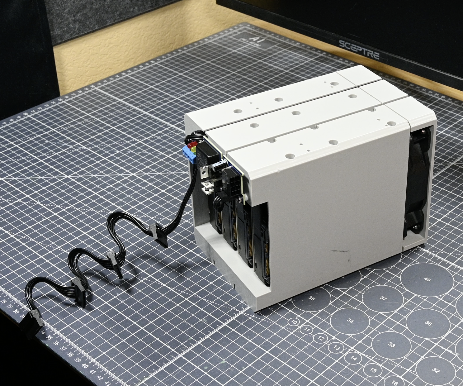 4-Drive 5.25 Inch Bay to 3.5 Inch Bay PCIe Powered Enclosure