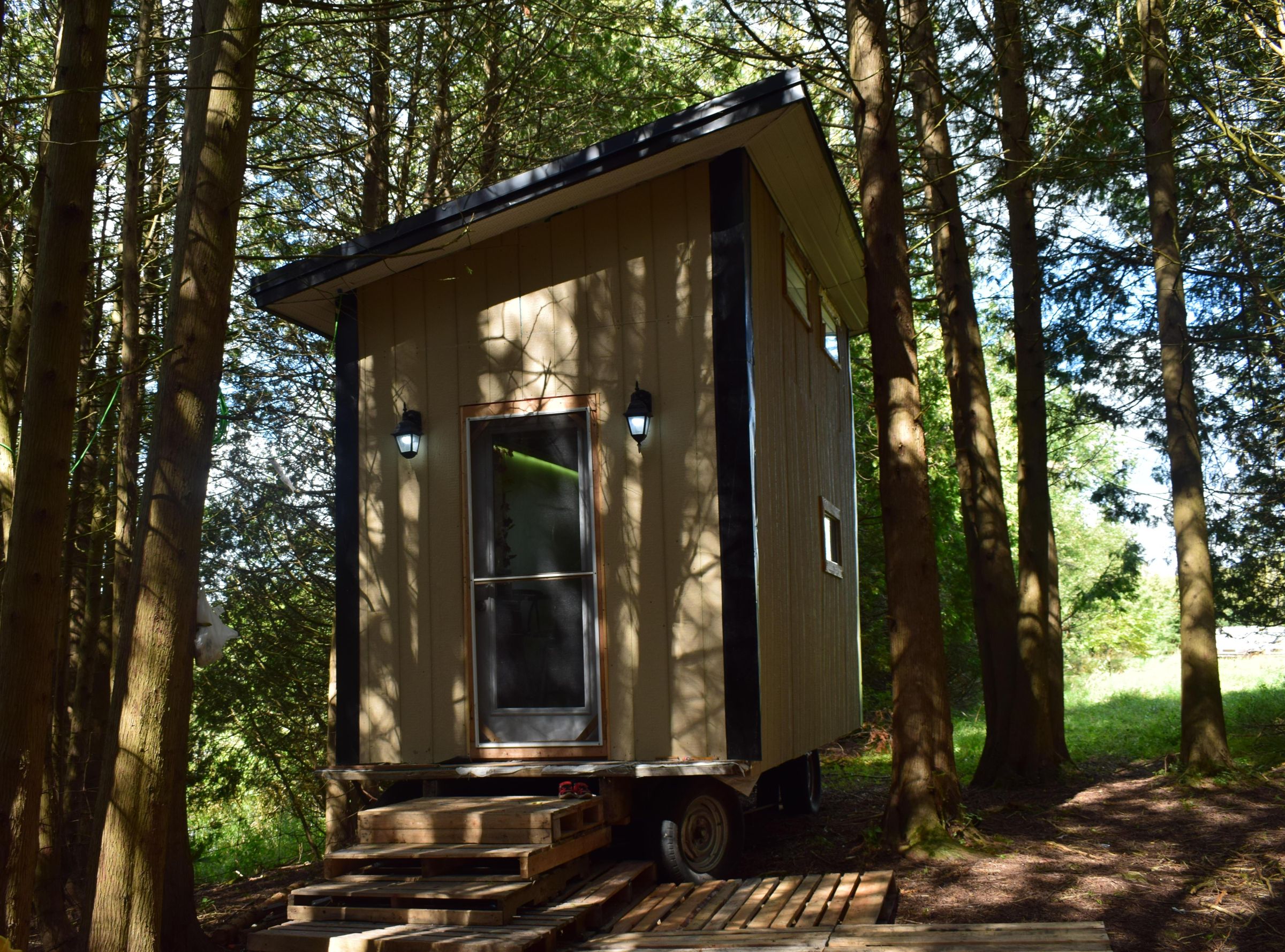 How to Build an Off-Grid Tiny House on a Wagon Using Free Pallets