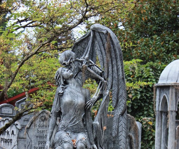 Kiss of Death Monument