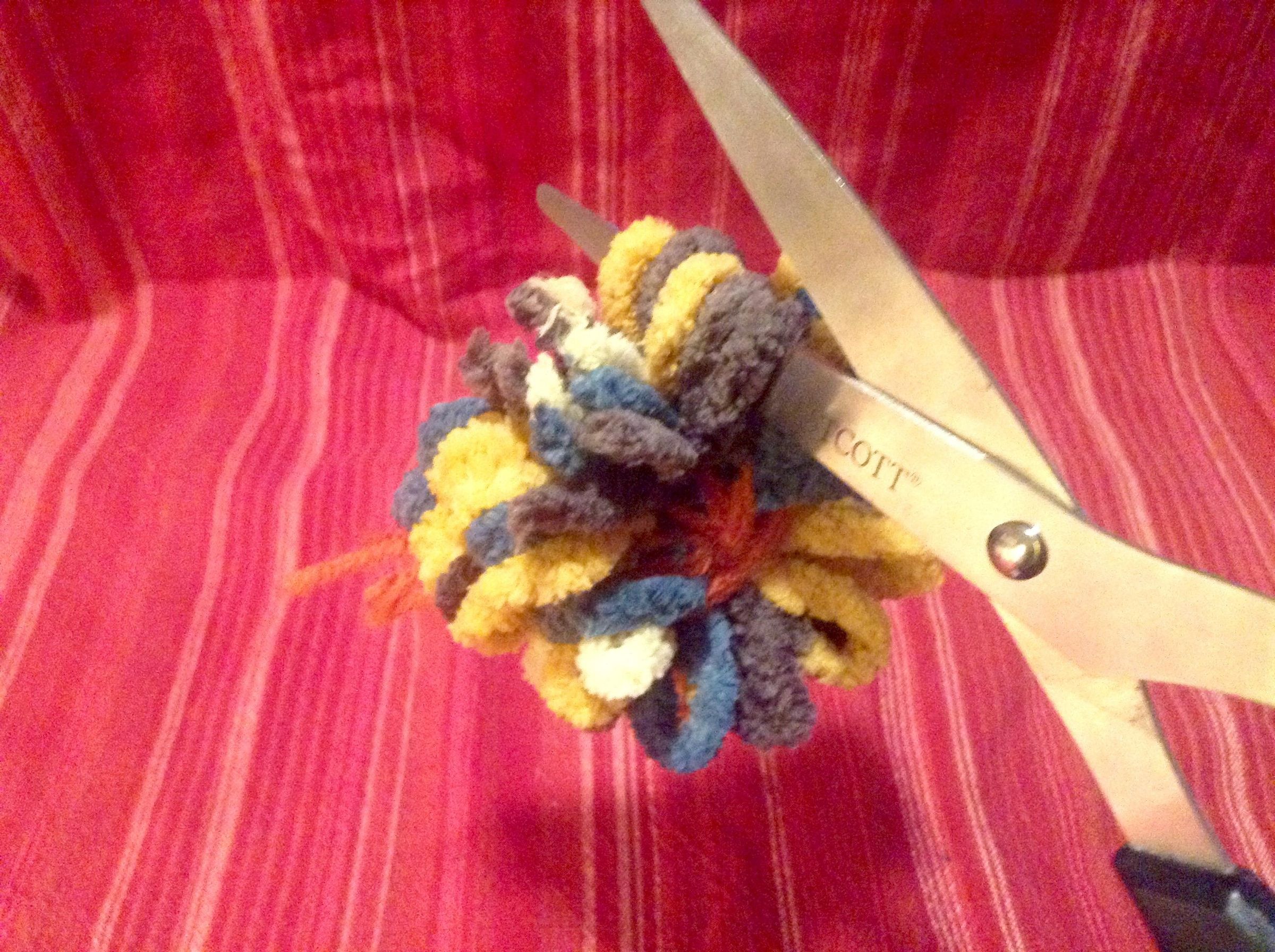 Homemade Yarn PomPoms With a Loom! 3 Steps (with Pictures