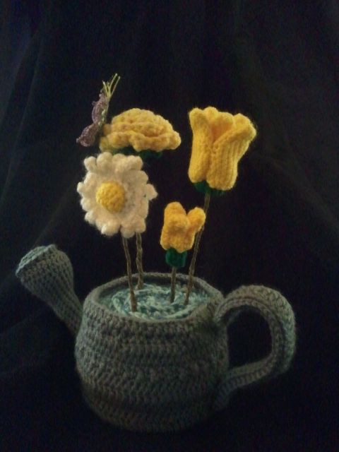 Amigurumi watering can & flowers