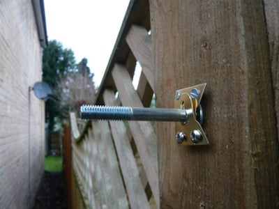 Small Simple Horizontally Mounted Squirrel Resistant/proof Bird Feeder That Requires No Specialist Tools to Make