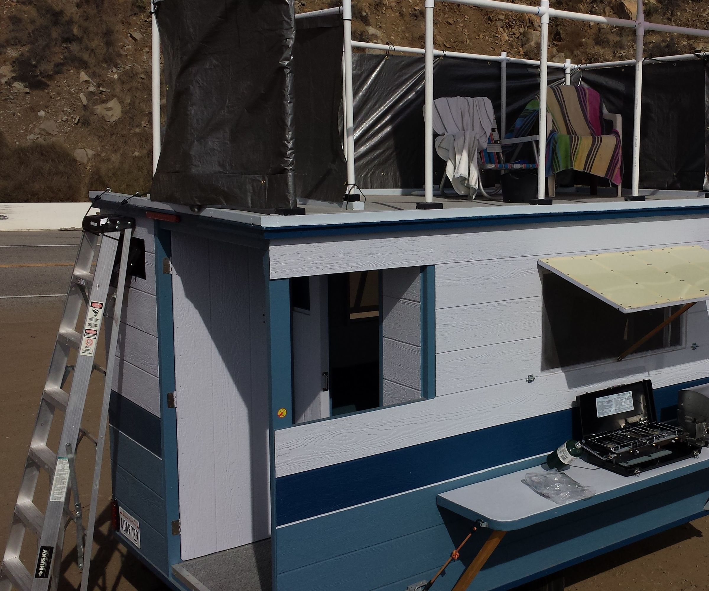 EASY 3-PERSON CAMPER WITH OUTDOOR KITCHEN & SHOWER, BATHROOM, AND SUNDECK