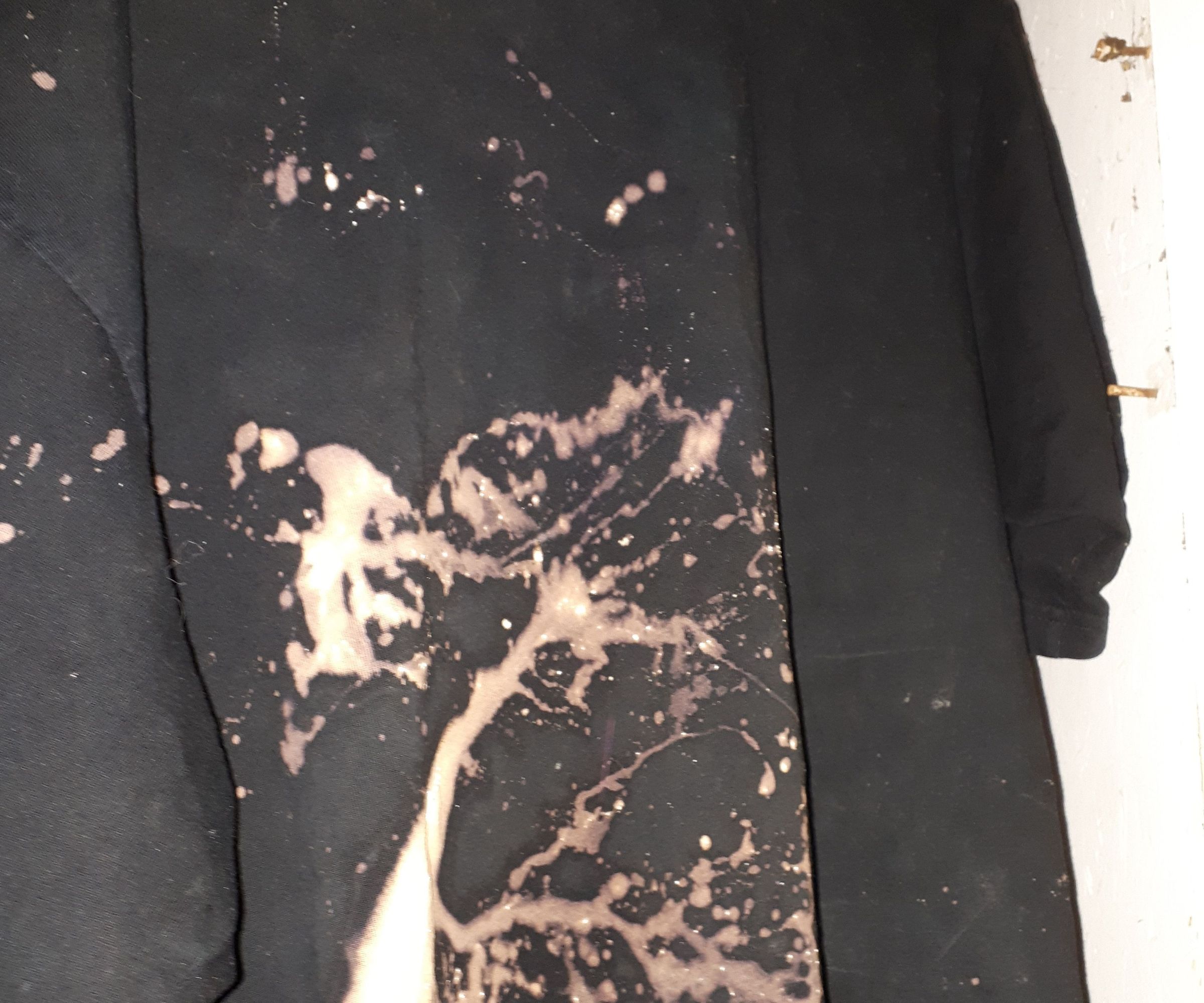 How to Make Shirts and Pants Tie Dyed and Other Imprints With Bleach.