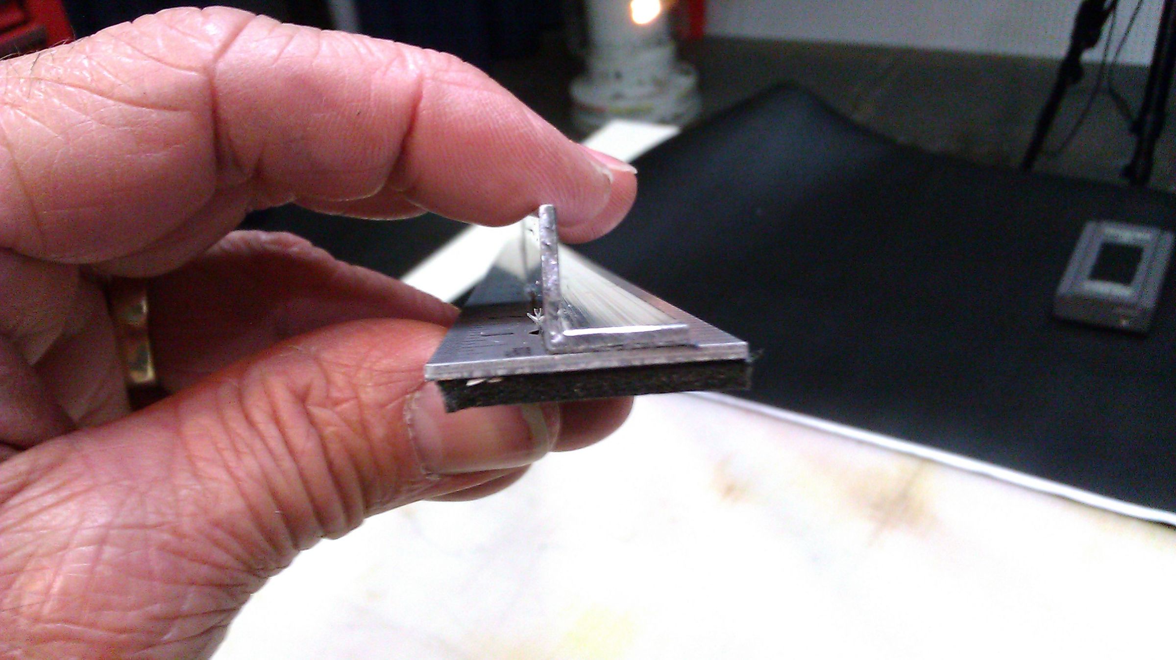Safety straightedge for razor knife cutting