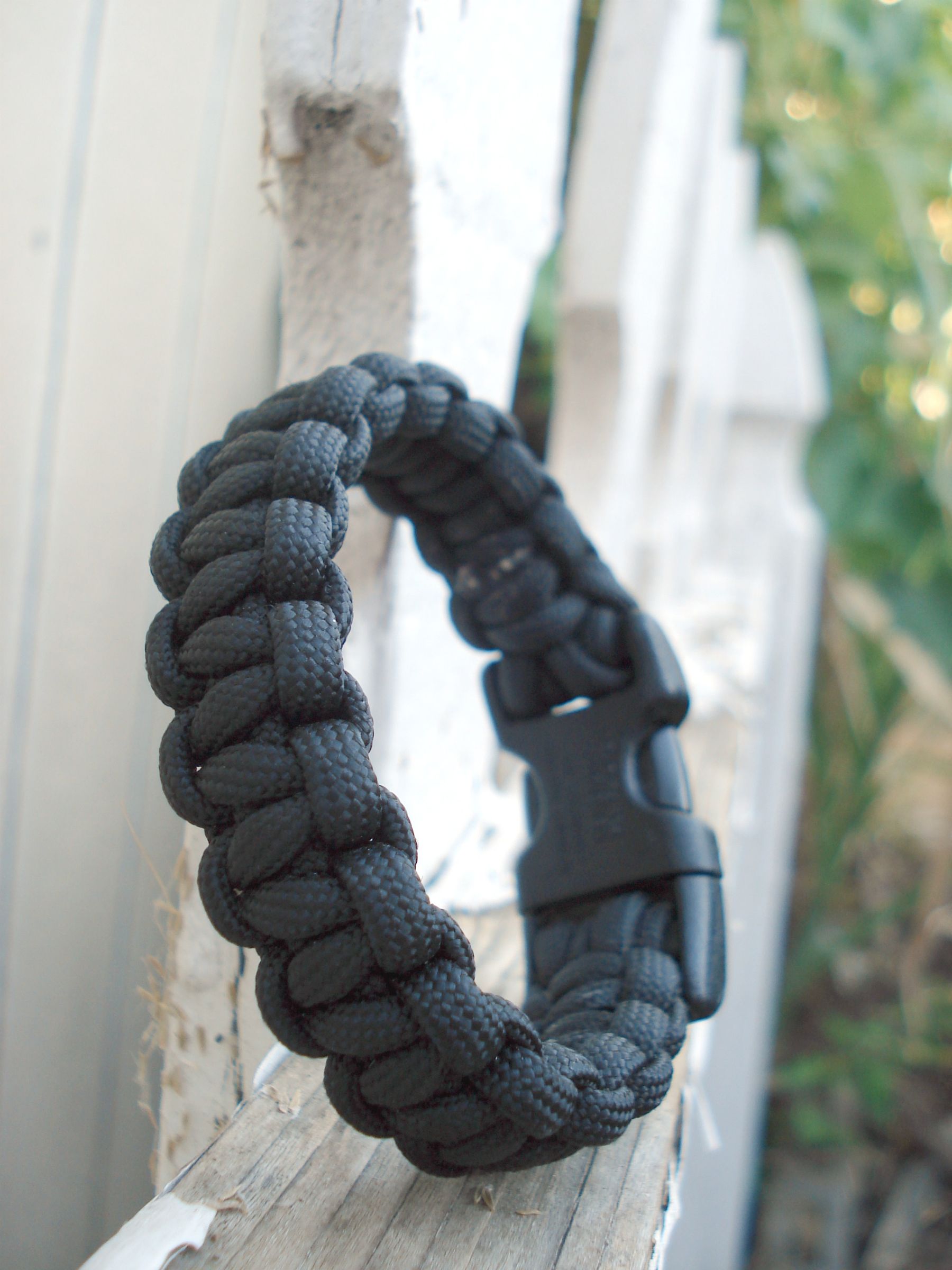 Hot to Make a Survival Bracelet With Buckle