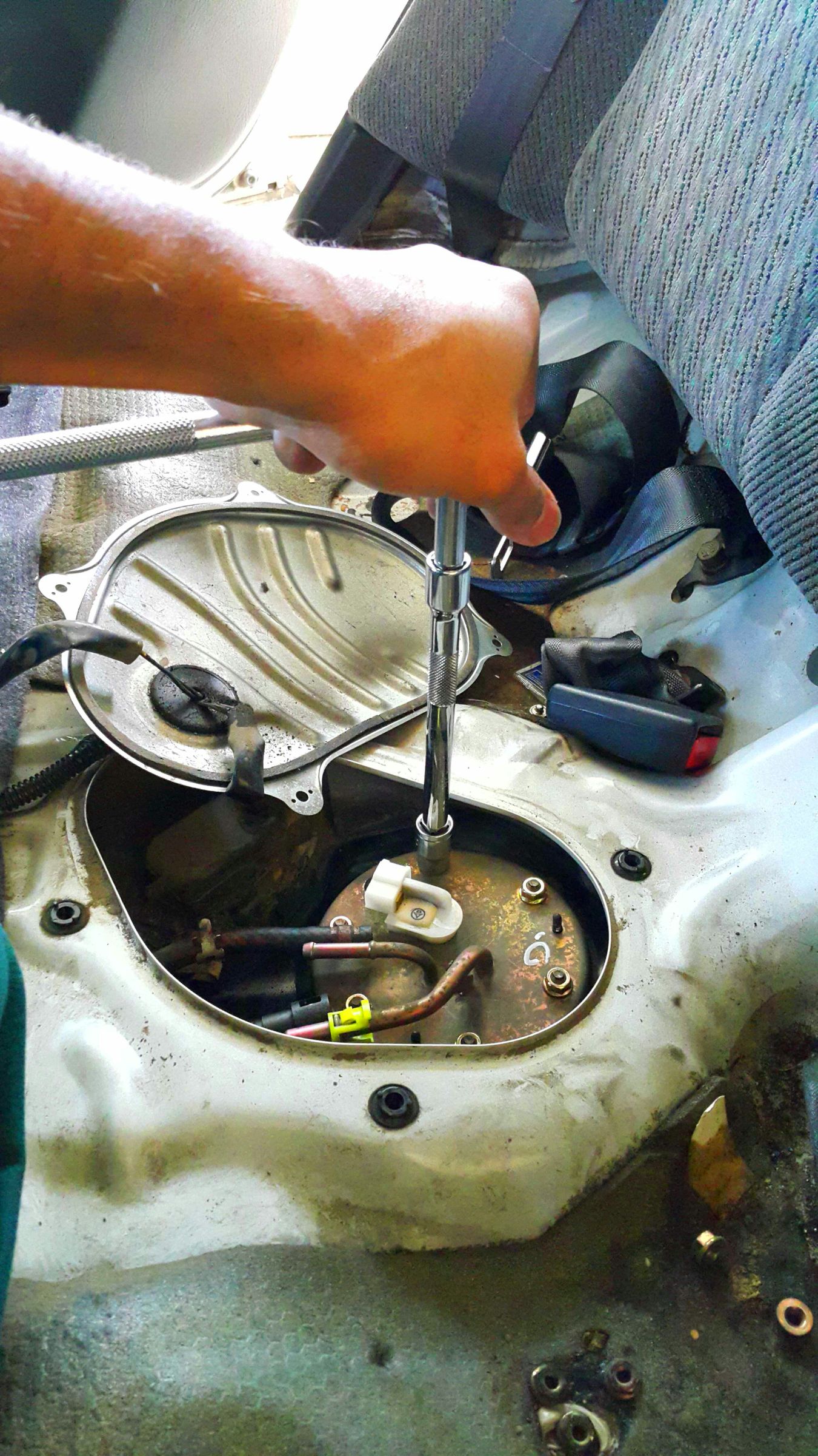 Replacing a Fuel Pump (Honda Civic 1999)! 8 Steps Instructables