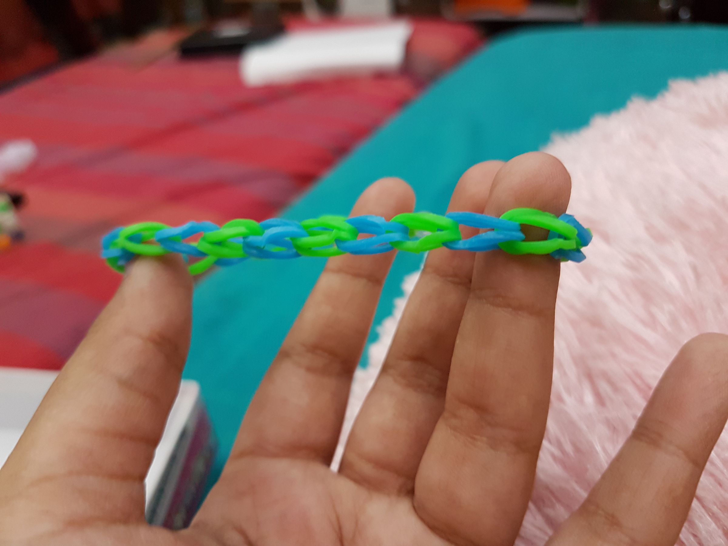Very Easy Steps to Make a Single Band Rainbow Bracelet on a Very Short Loom
