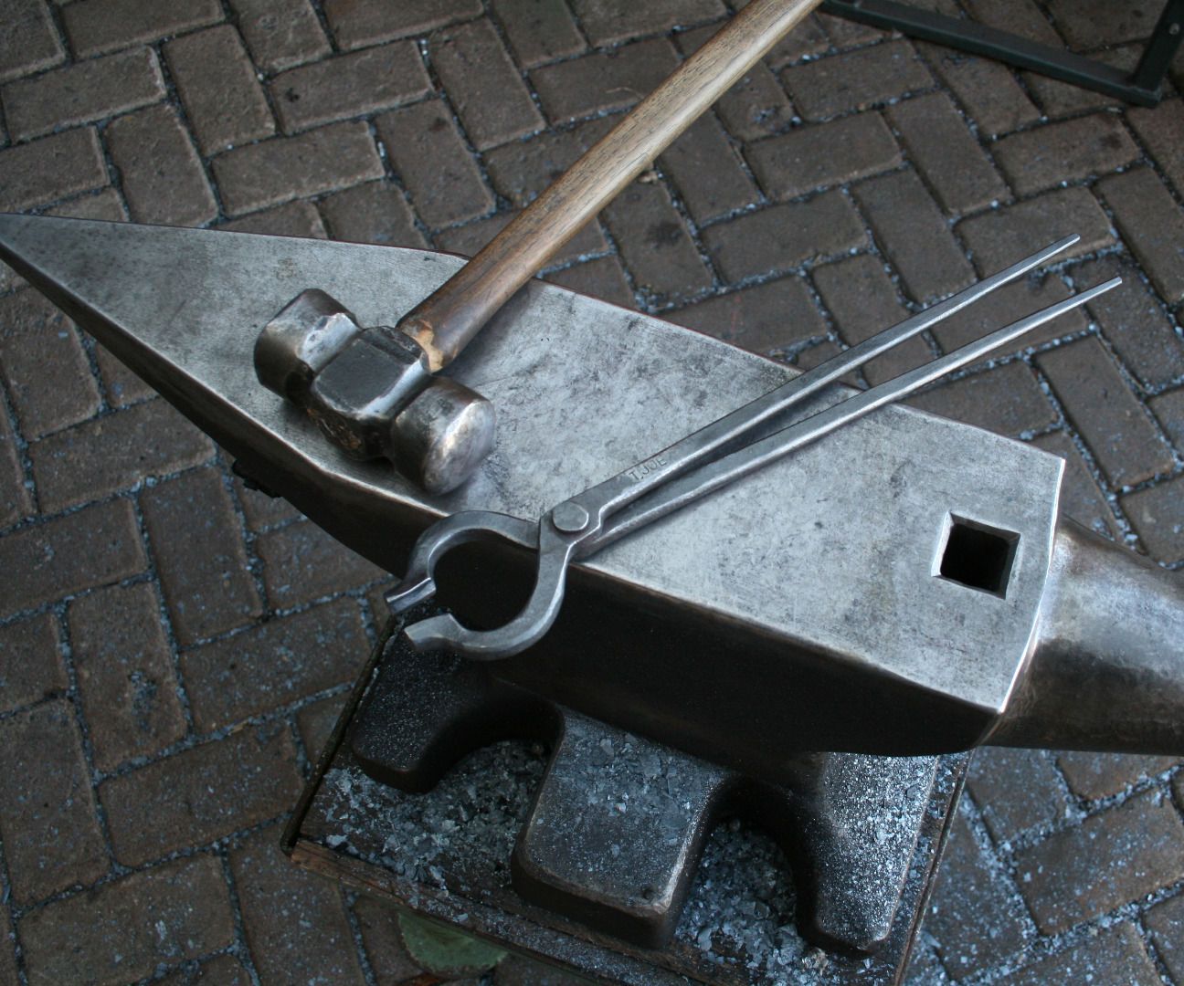 Bolt tongs forged of 2 railroad spikes