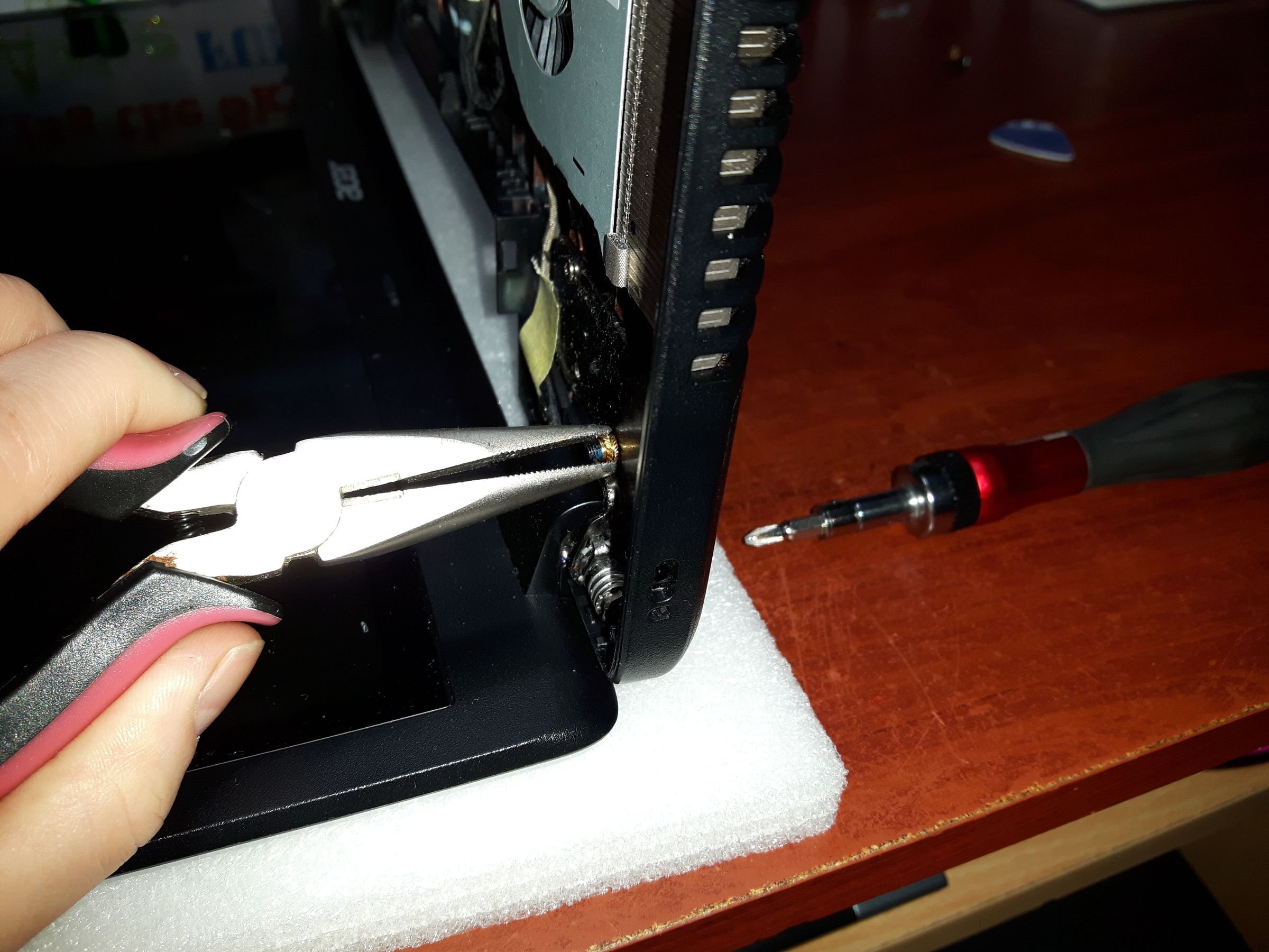 Laptop Hinge Repair/ Brass Insert Reattachment 3 Steps (with Pictures