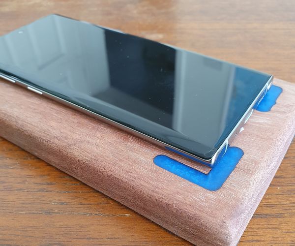 Wireless Phone Charger With Resin Guide