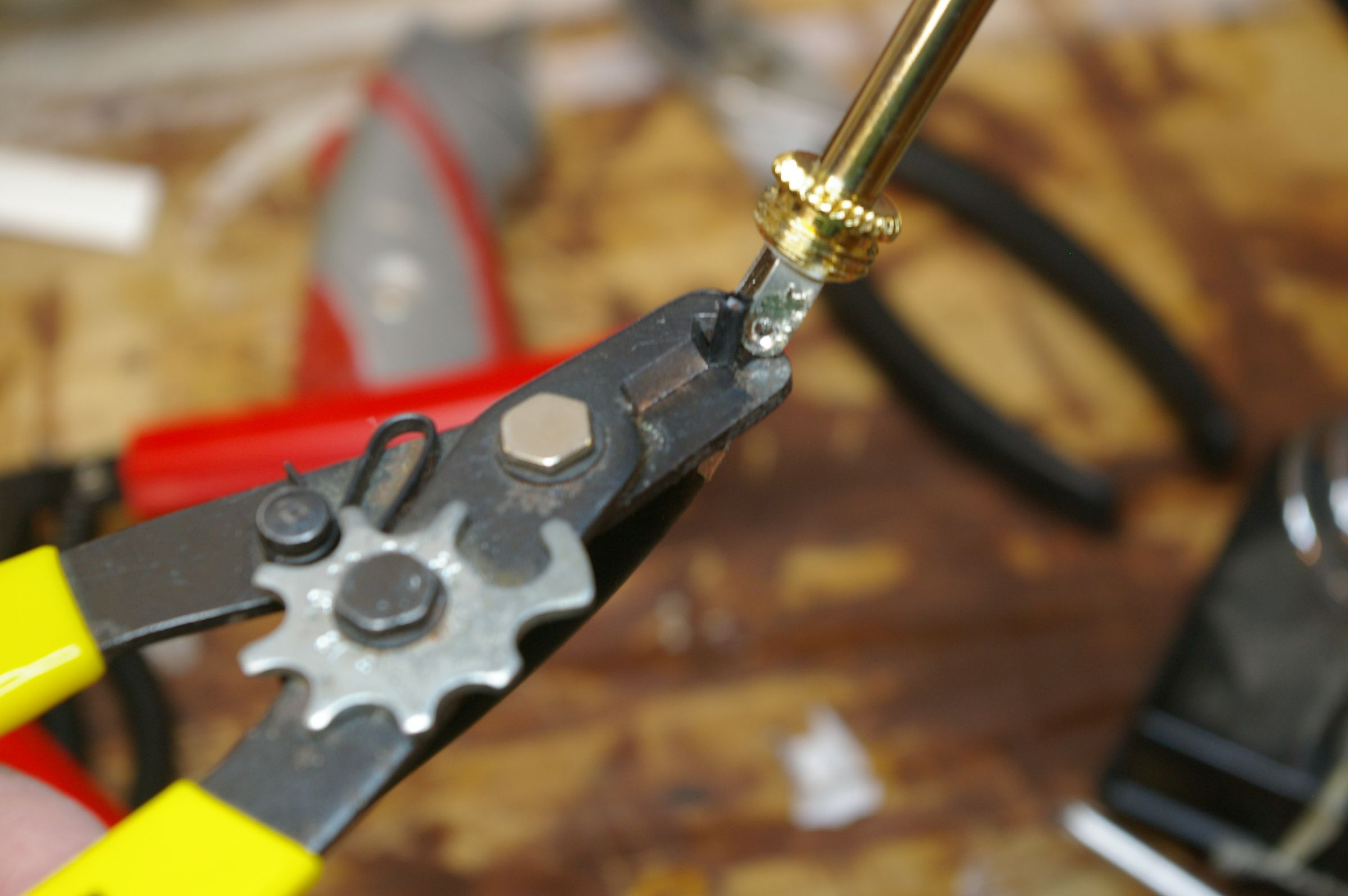 How to Fix, Repair or Make a 1/4" Inch Guitar Cable 8 Steps