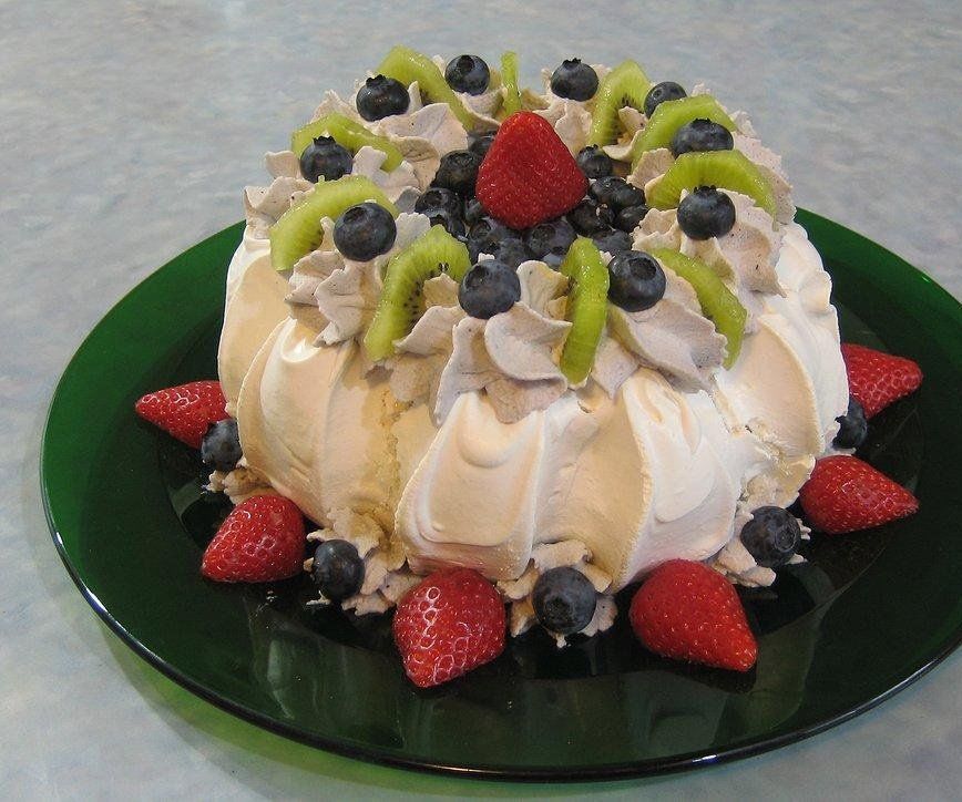 MARSHMALLOW PAVLOVA & BLUEBERRY SAUCE