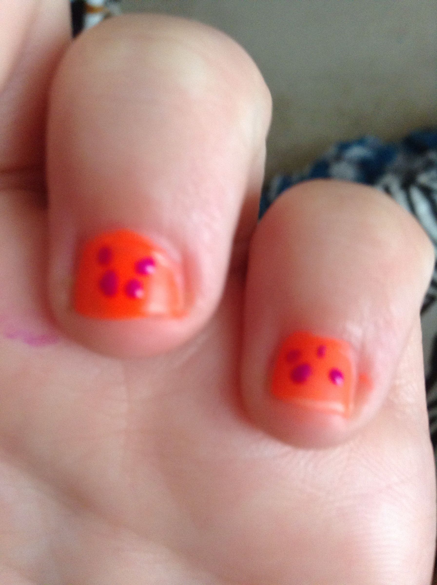 Easy Polka-dots on Nail With Bobby Pin