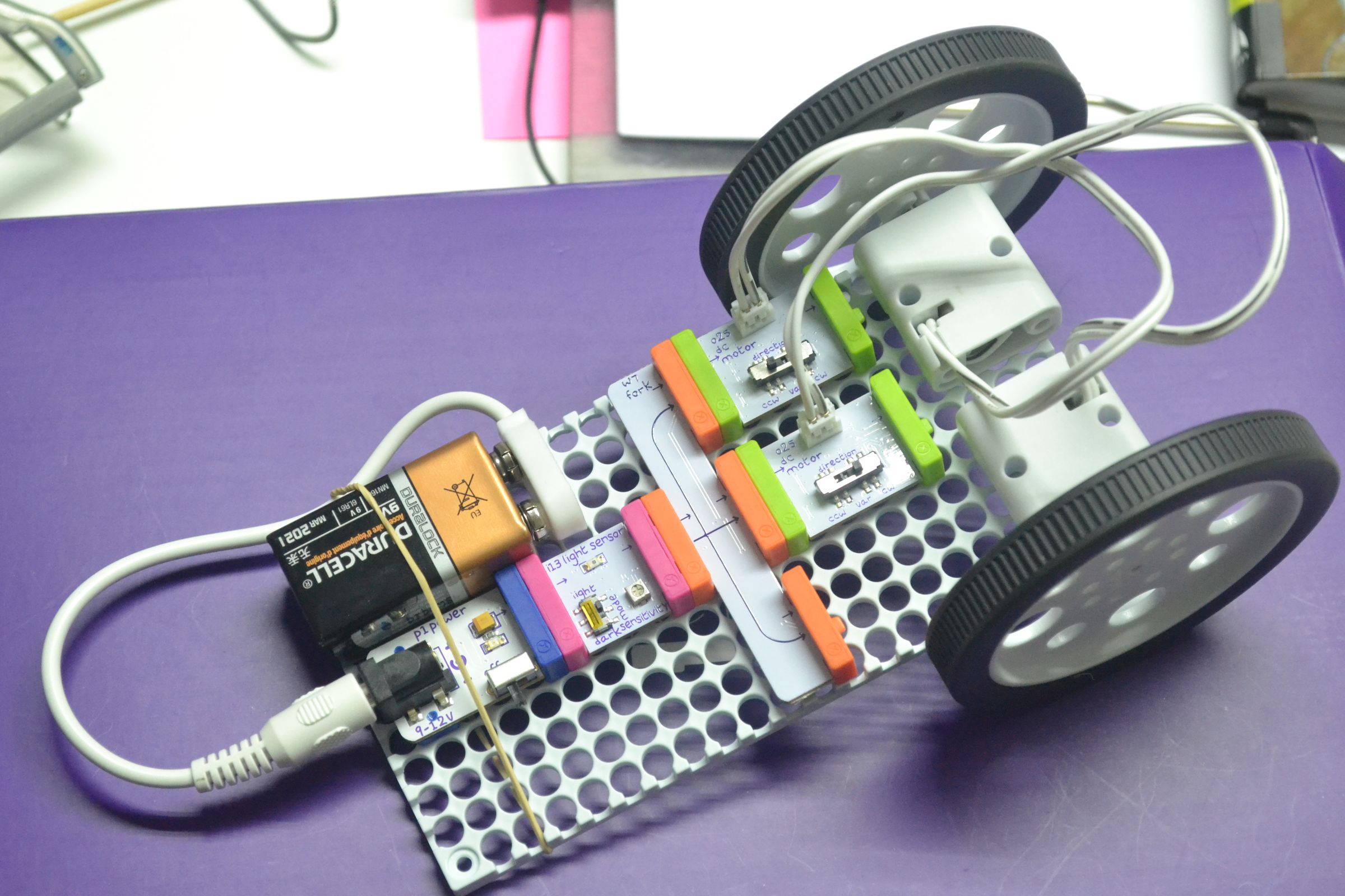 How to Make a Car With Little Bits Controller by a Light Sensor 4