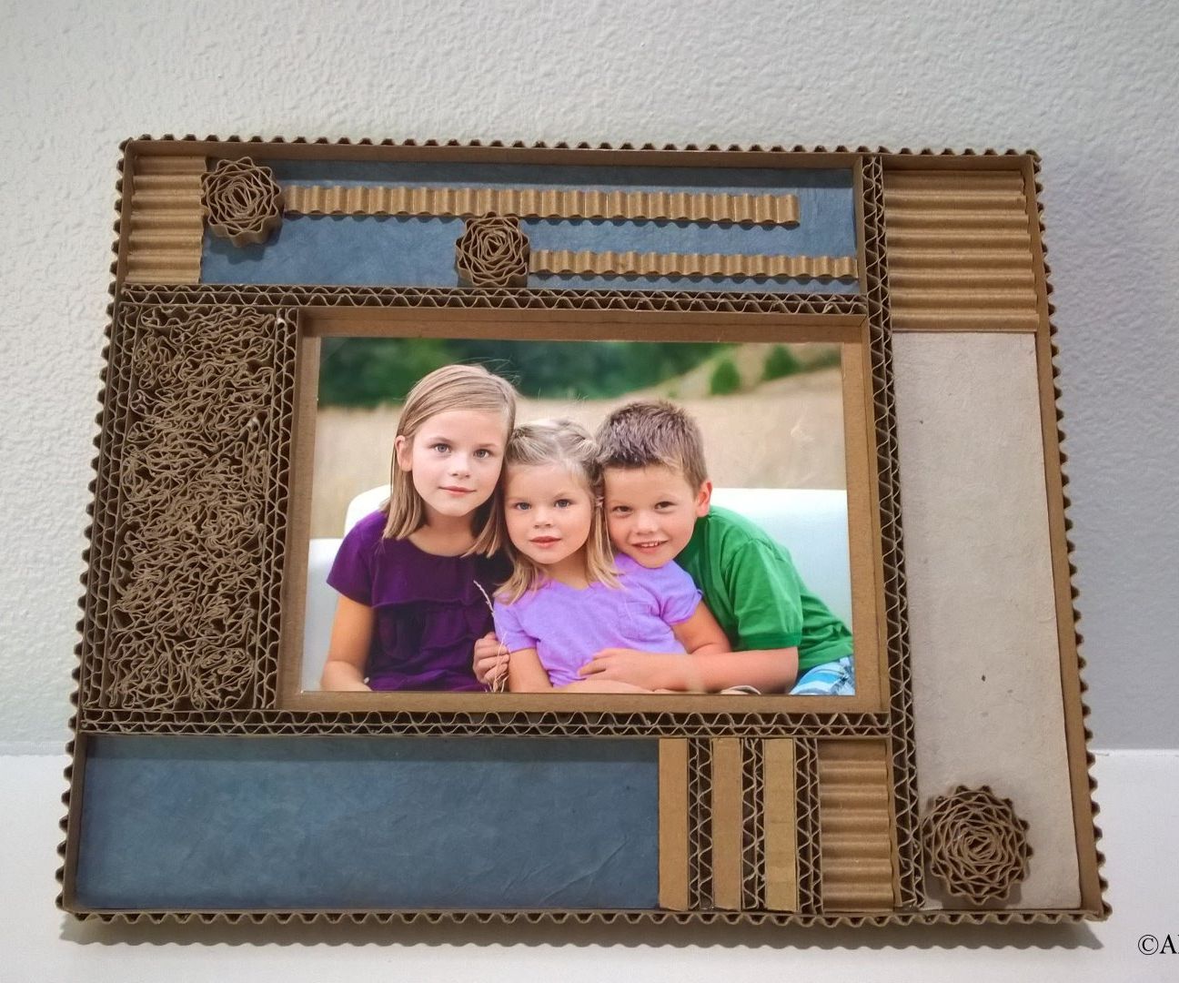 How to Make a Picture Frame Out of Cardboard?