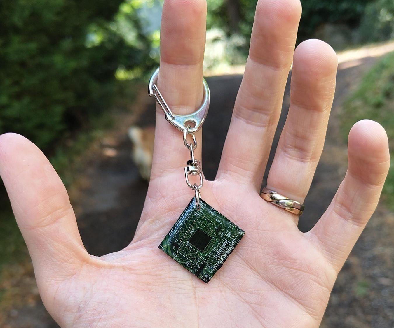 PCB Keychain: Giving a Geeky Second Life to Dead Electronics