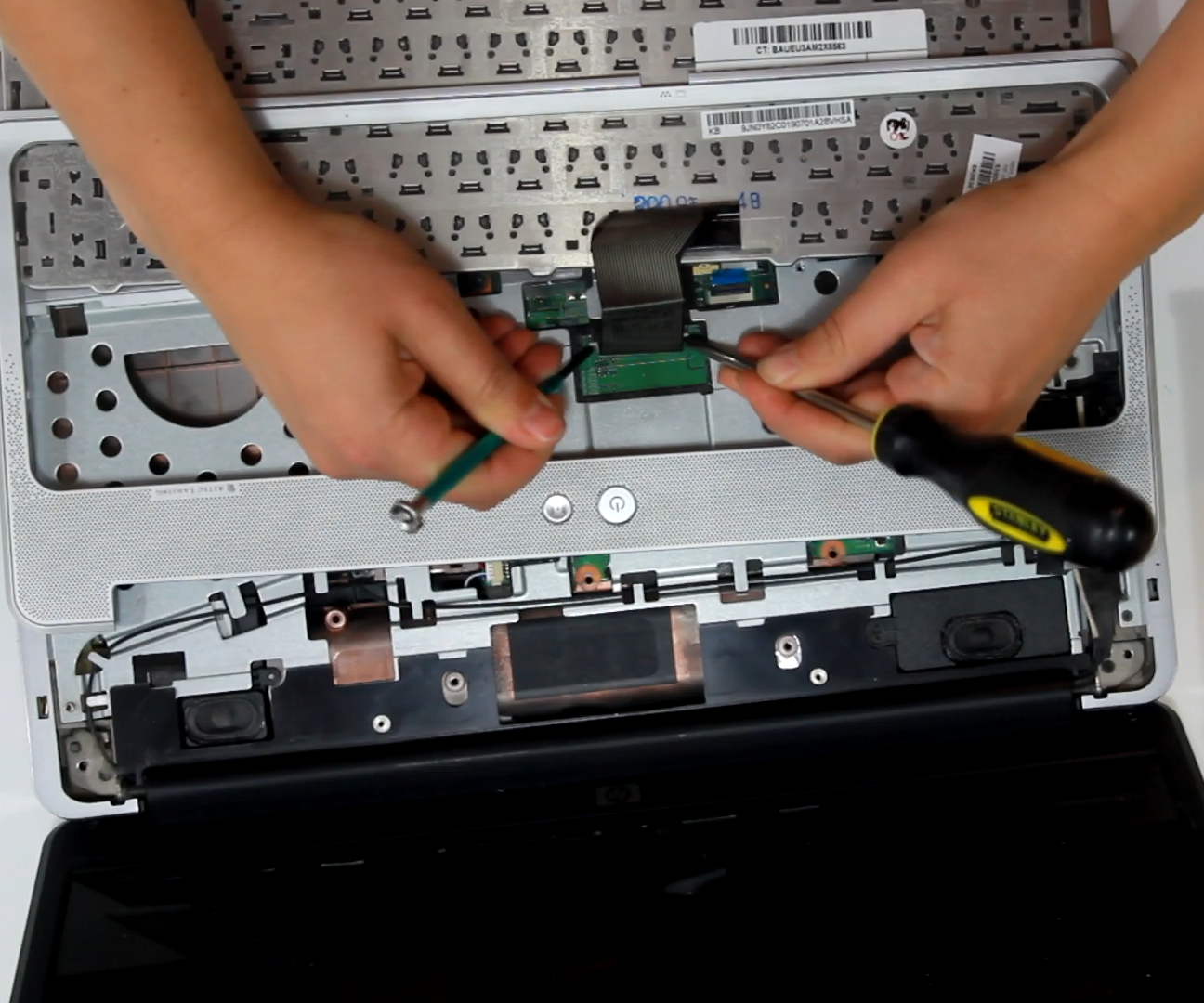 How to Remove the Screen From a Laptop