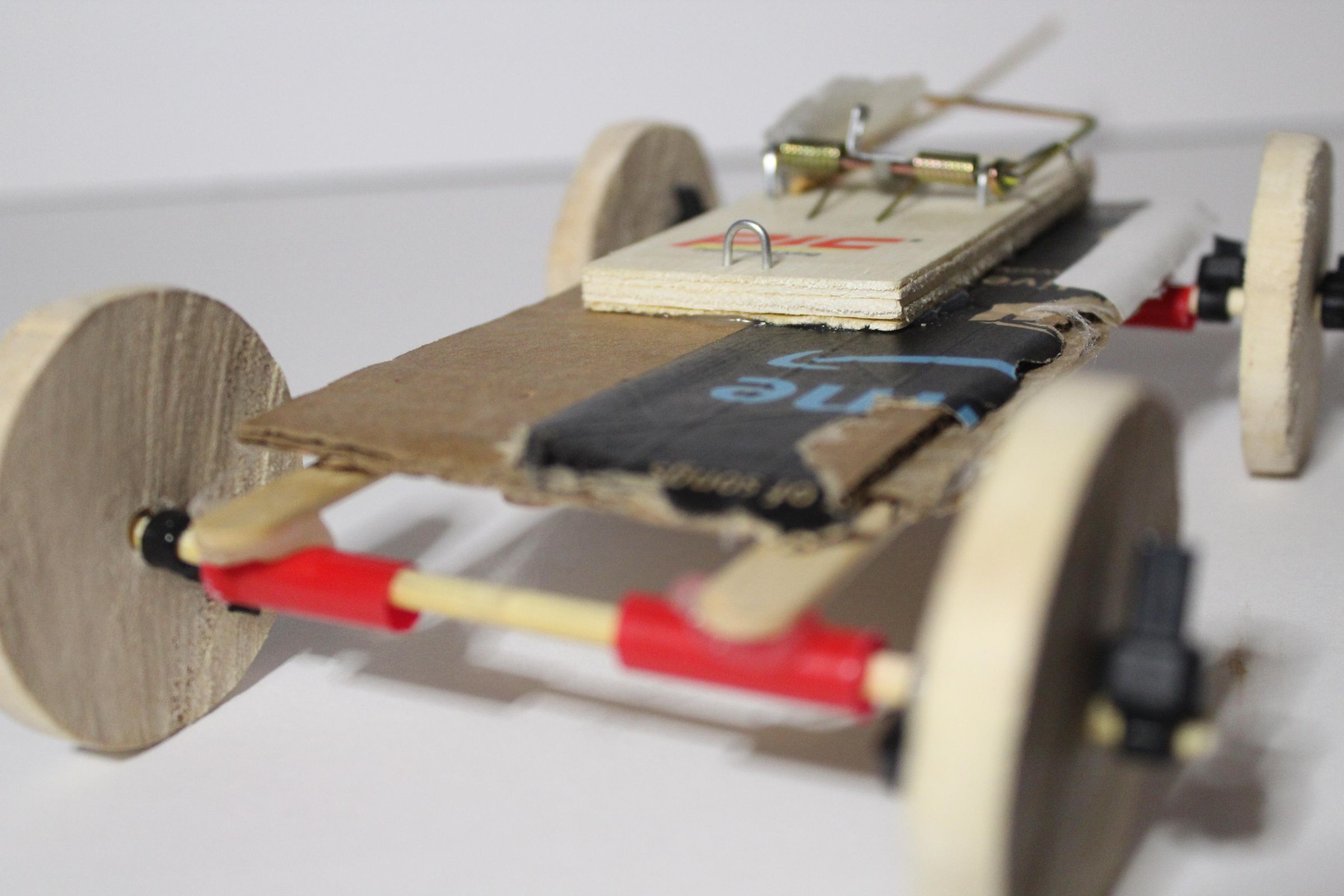 Mousetrap Car Made for Beginners (Highly Detailed & Made With Recycled Materials) 10 Steps
