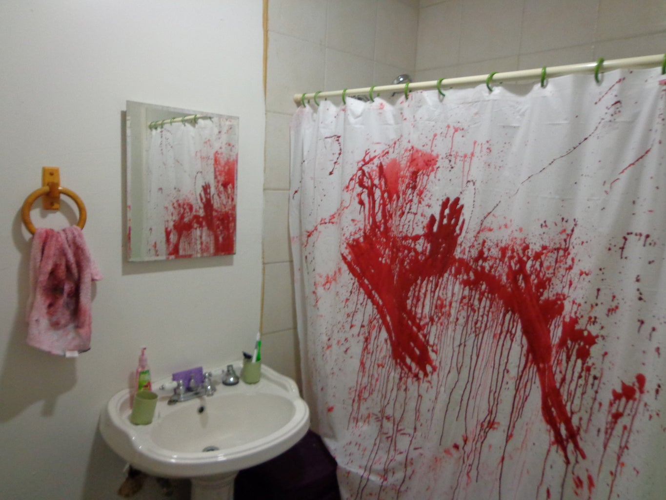 Create a Bathroom Murder Scene : 10 Steps (with Pictures