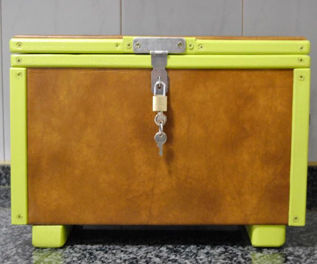 Baul-asiento Para Pupitre. Chest, a Desk Seat.