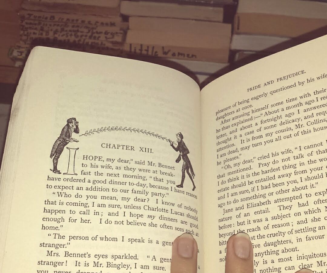 Messy But Efficient Way to Organize Your Bookcase