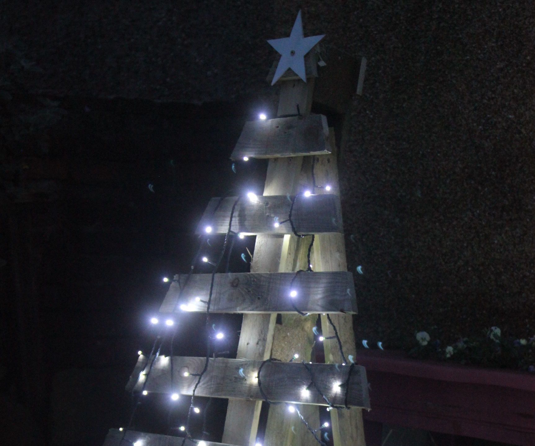 Make a Christmas Tree From One Pallet