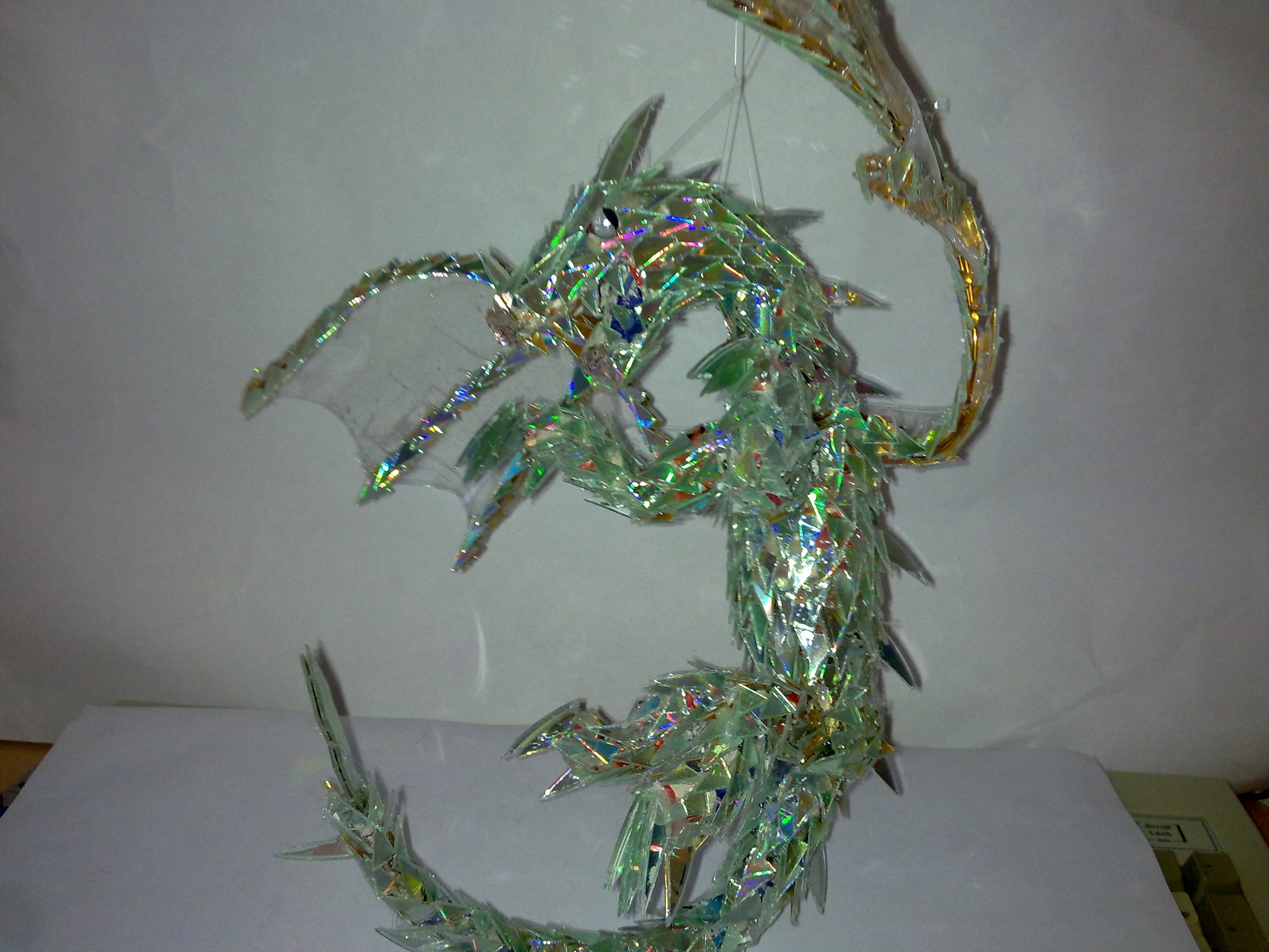 шон эвери скульптура из компакт дисков. поделки из дисков. дракон из компакт дисков. фигурки птиц из компакт-дисков. пугало из компакт дисков.