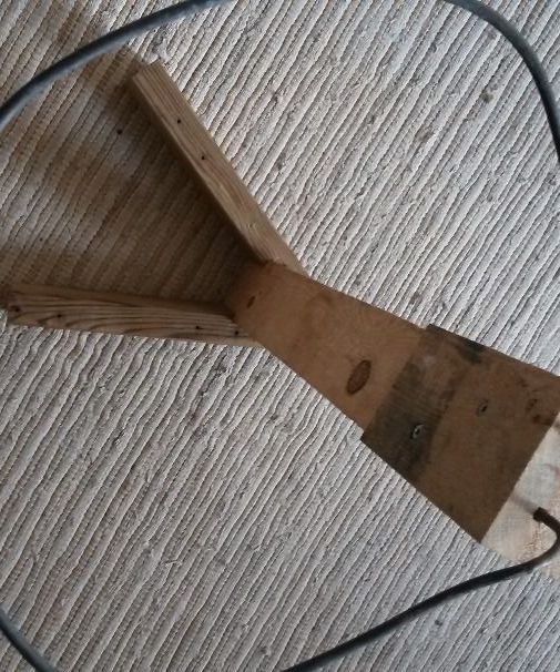 Simple waste basket from palletwood and bent steel wire