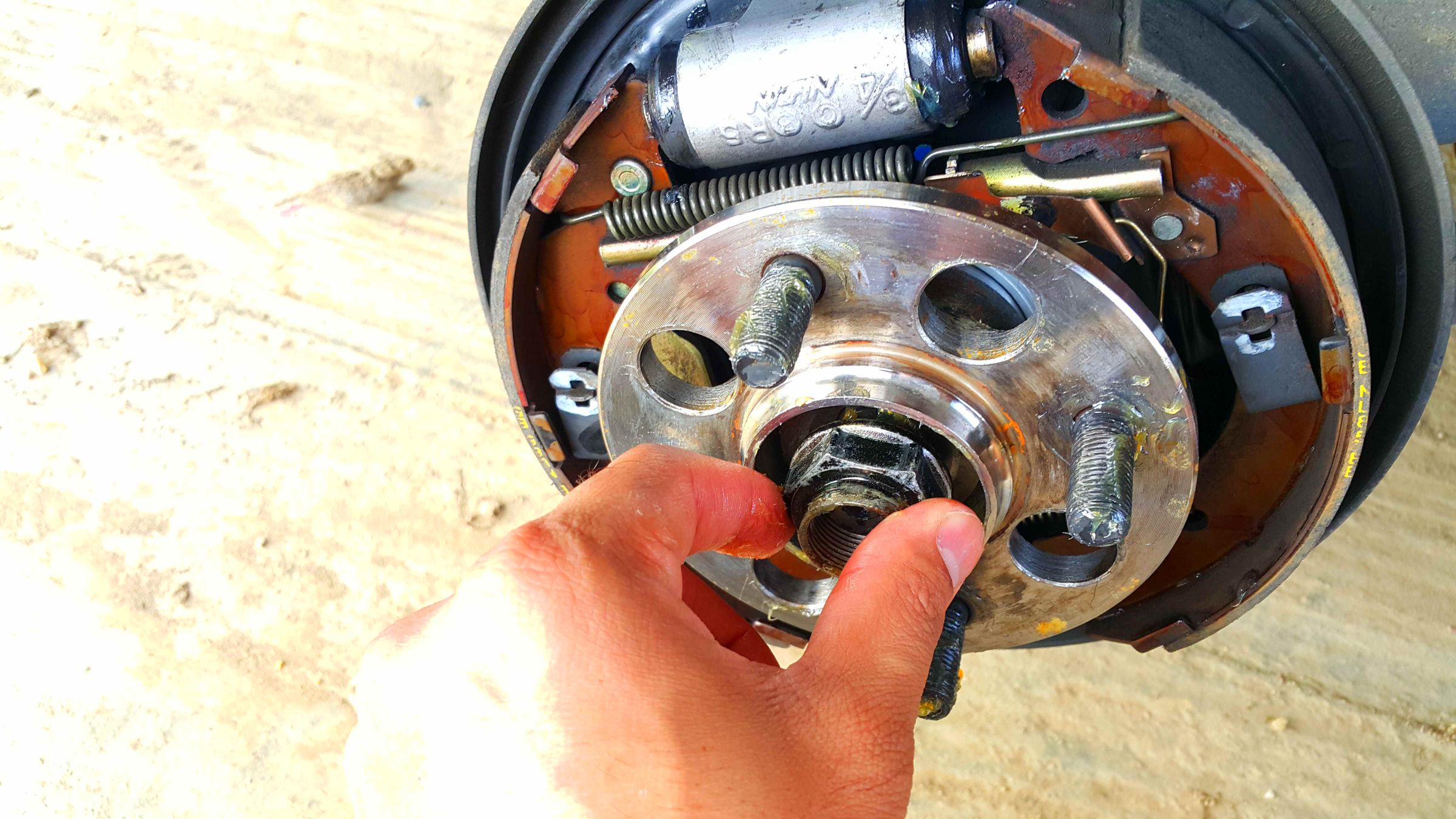 Regreasing a Rear Wheel Bearing Honda Civic 1999. 4 Steps (with