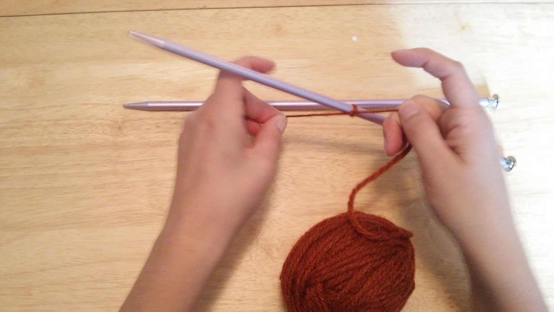 Lefty Knitting 101: Casting on a Stitch : 5 Steps Instructables