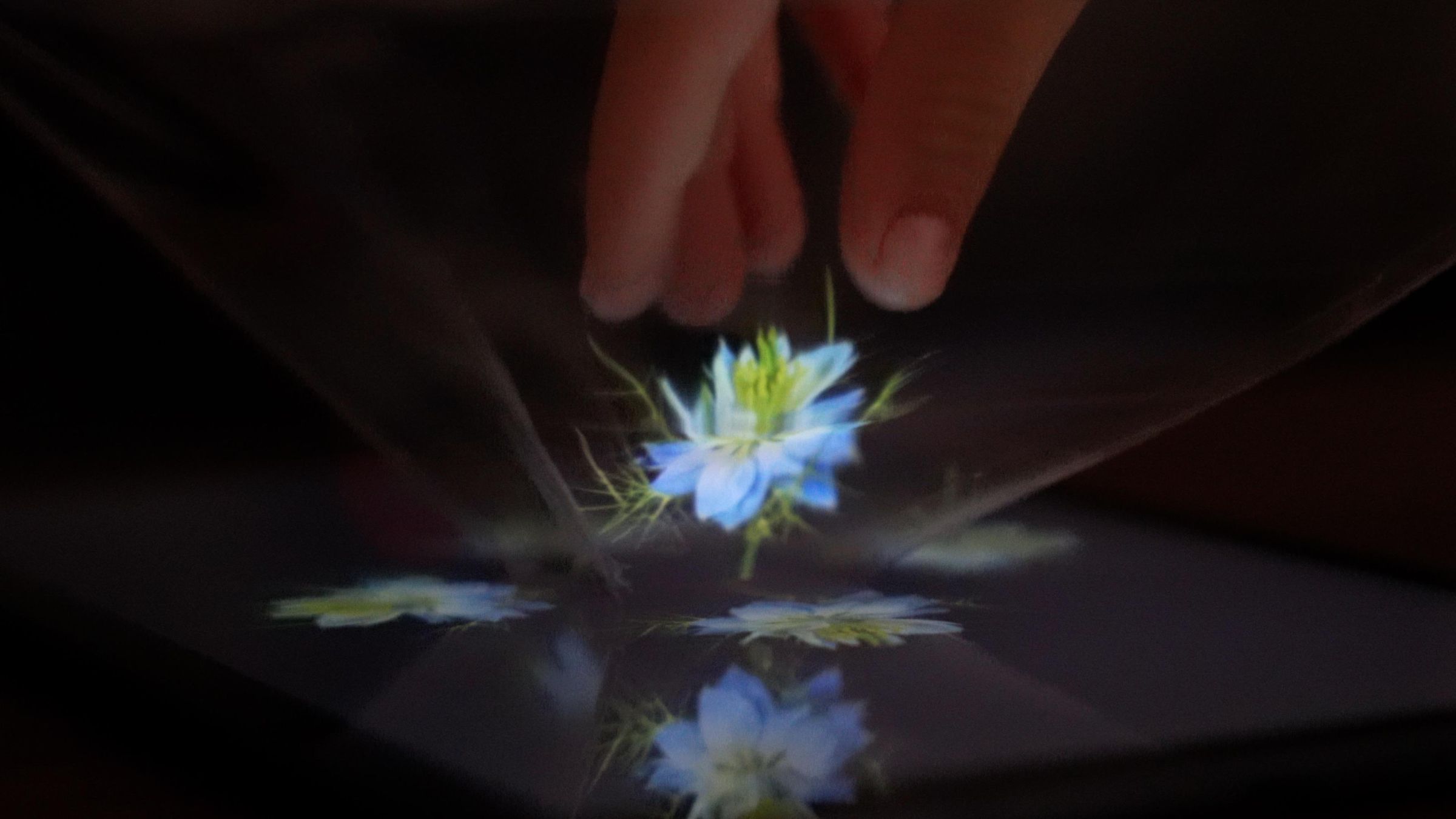 diy-ipad-tablet-hologram-6-steps-instructables