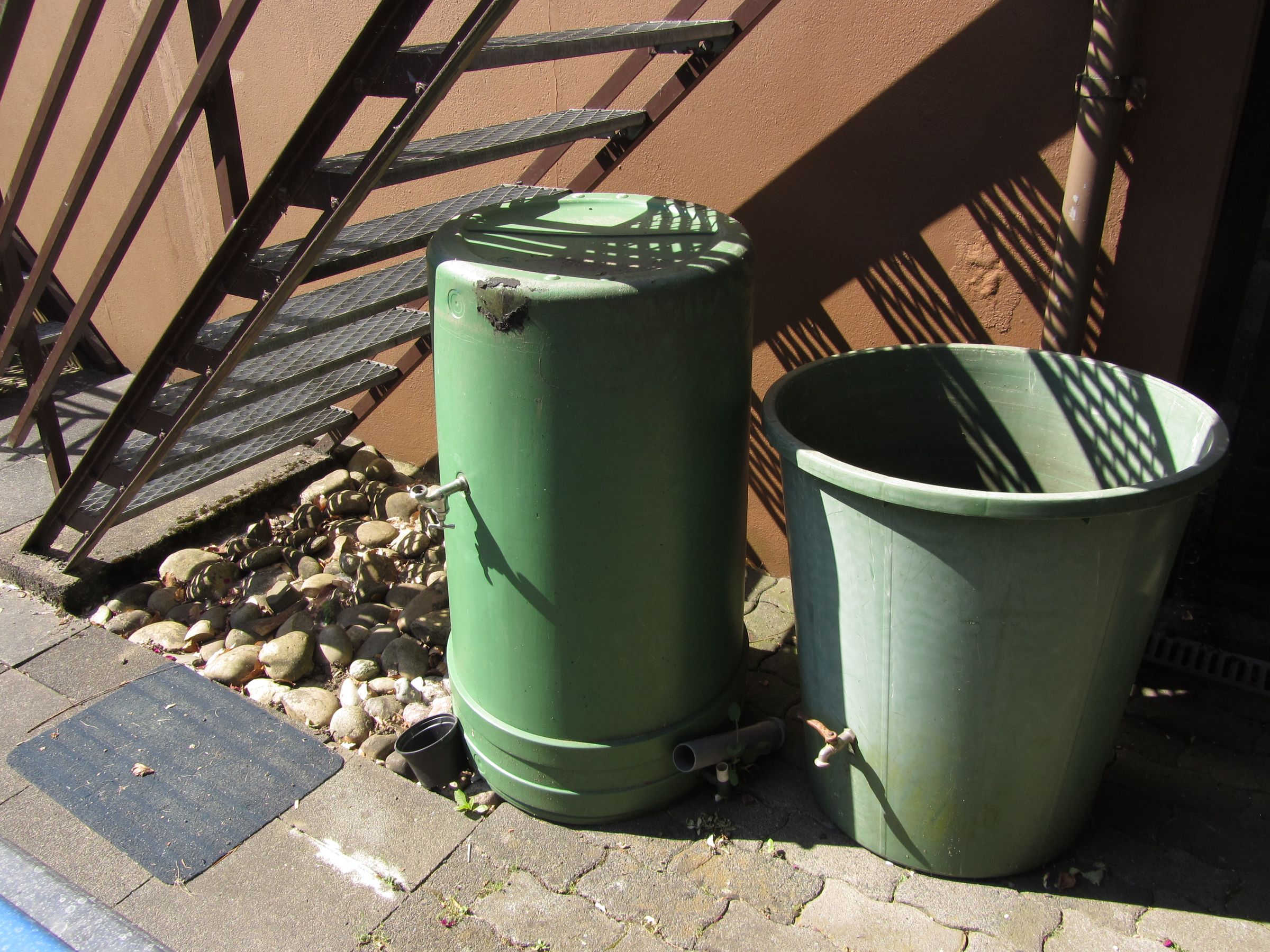 Fix Cracks in a Rainwater Tank With Sugru